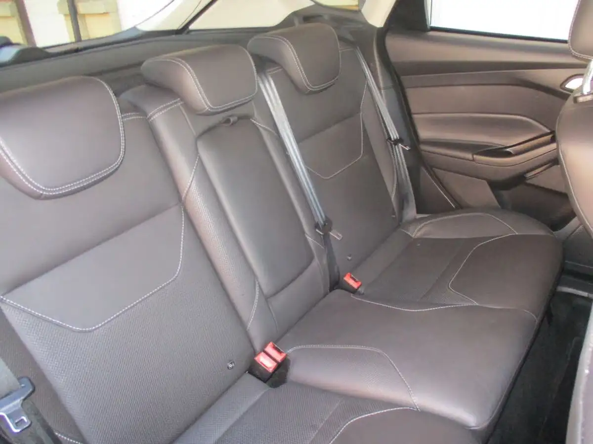 2015-ford-focus-15-titanium-hatchback-big-25
