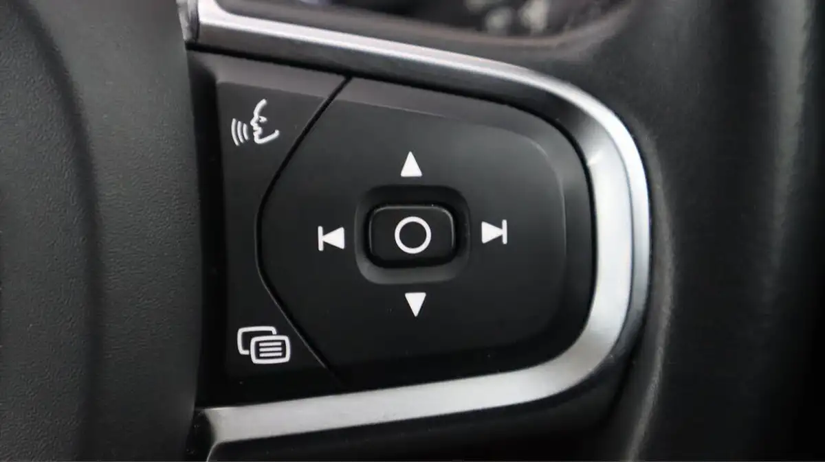 2020-volvo-v60-20-b3-momentum-big-24