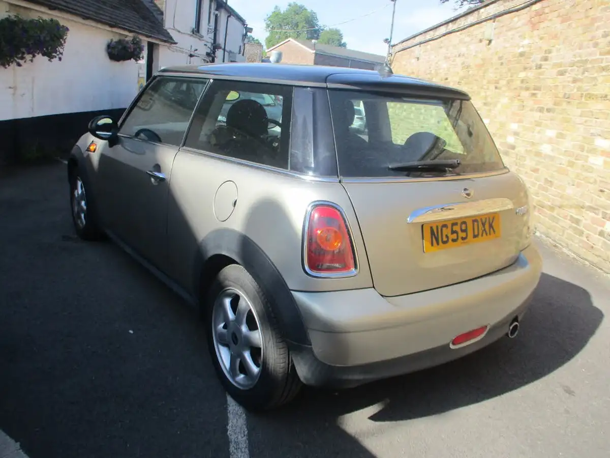 2010-mini-cooper-16-cooper-120bhp-hatchback-3d-big-2