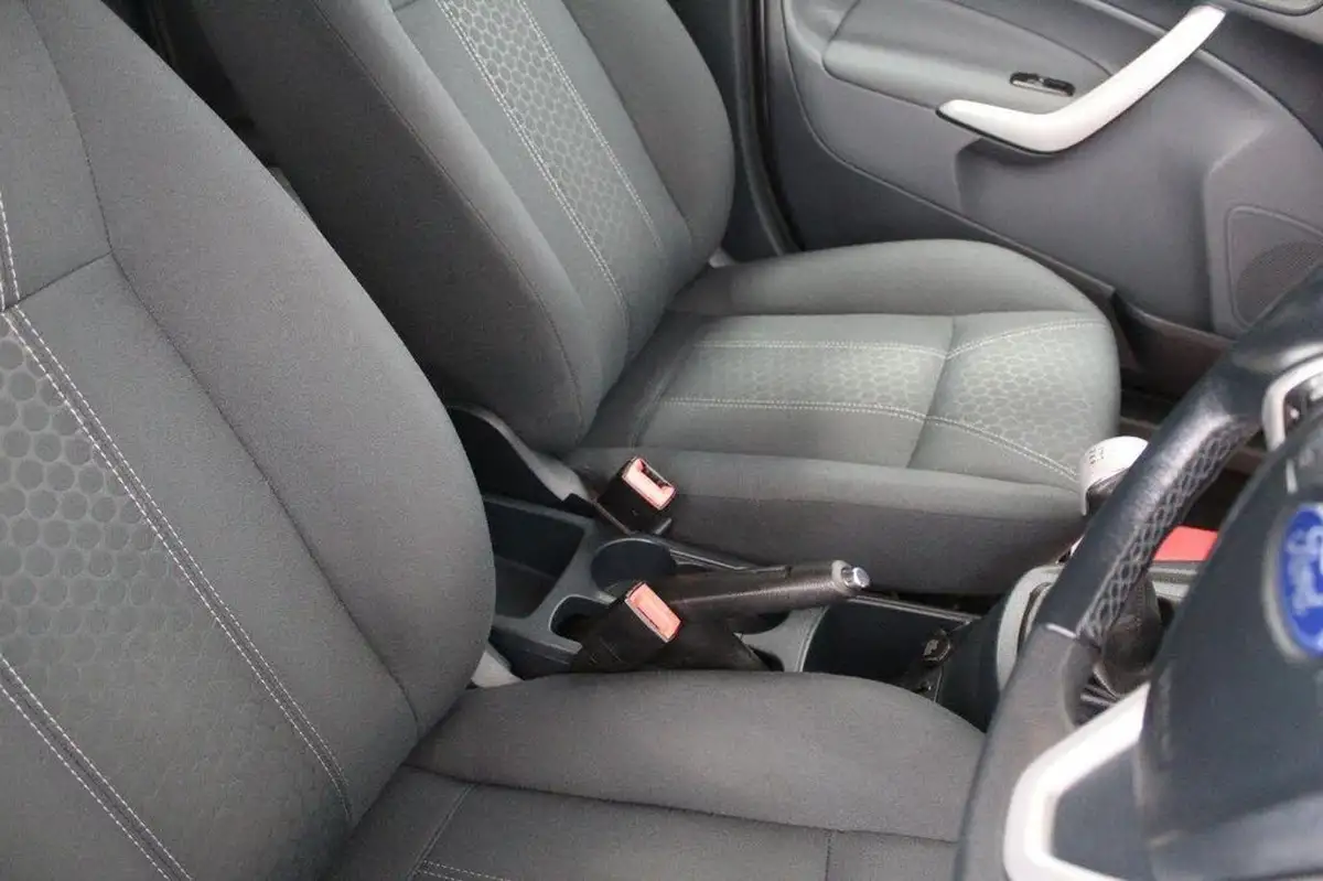 2011-ford-fiesta-16td-titanium-dpf-5d-big-39