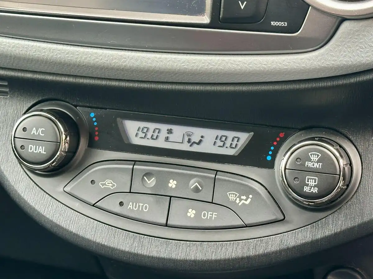 2012-toyota-yaris-15-vvt-i-t4-big-18