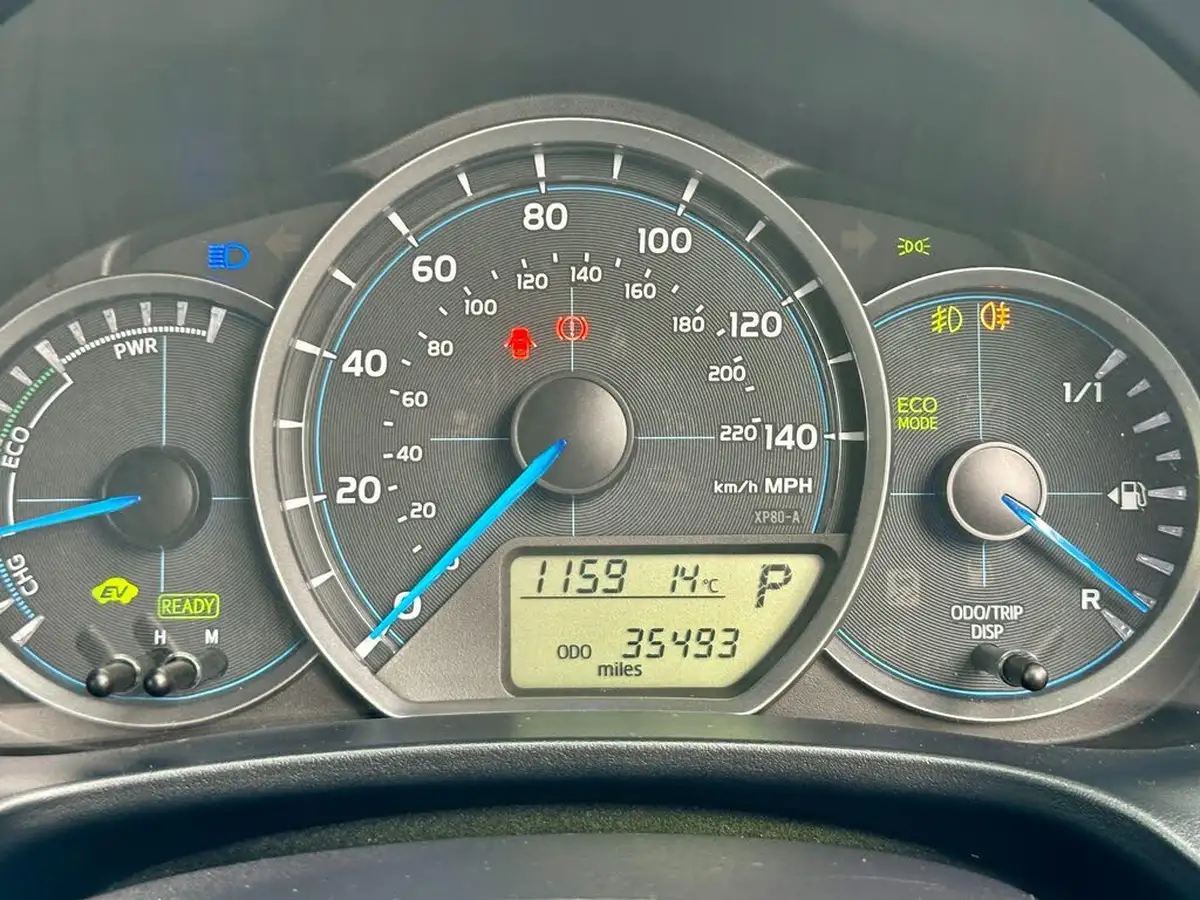 2012-toyota-yaris-15-vvt-i-t4-big-42