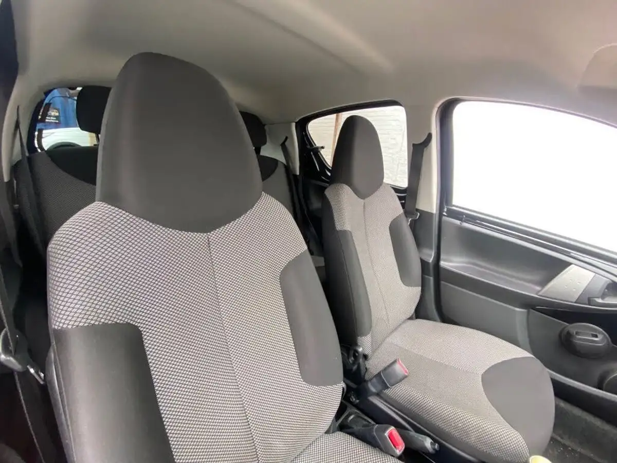 2012-toyota-aygo-10-aygo-fire-5d-big-13