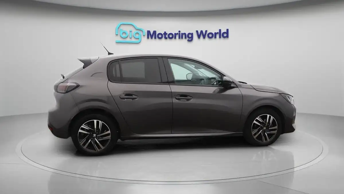 2023-peugeot-208-12-puretech-allure-premium-130ps-eat8-big-9