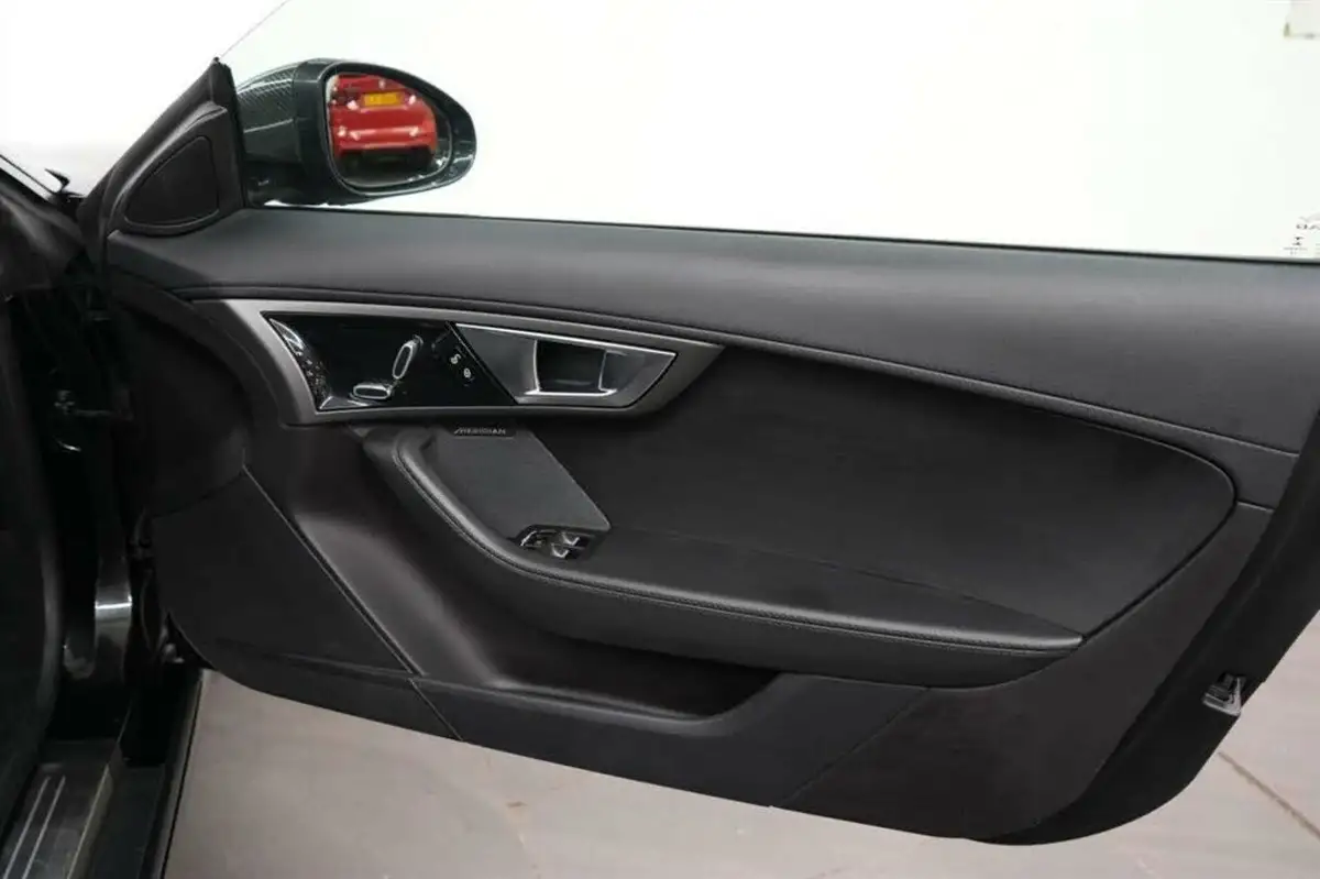2013-jaguar-f-type-50-s-big-33