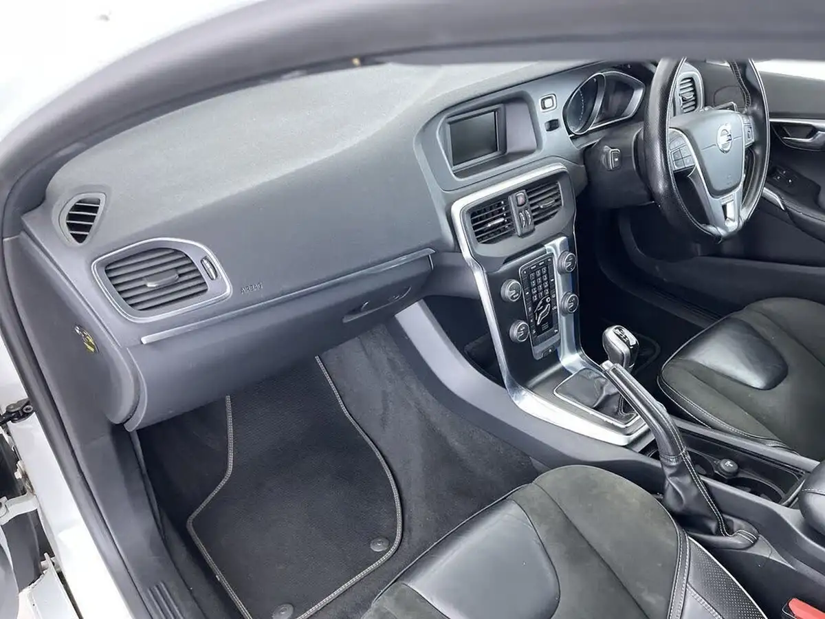 2016-volvo-v40-20-t2-r-design-big-31