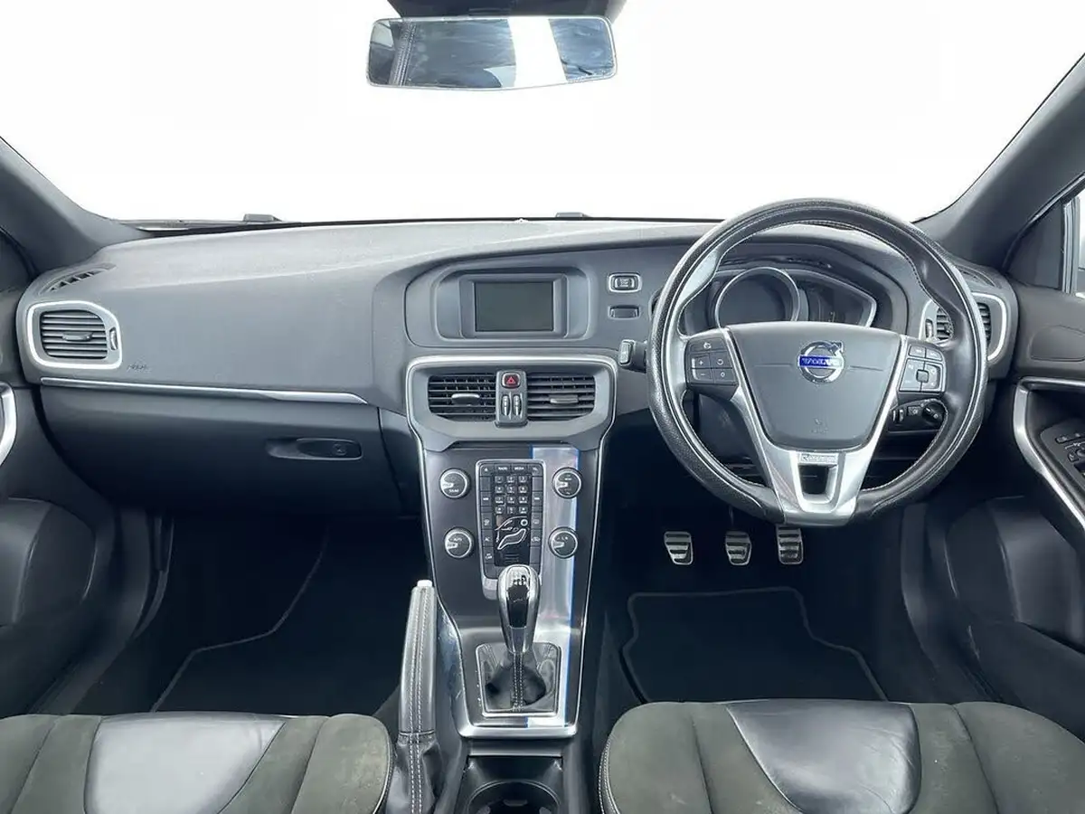 2016-volvo-v40-20-t2-r-design-big-7