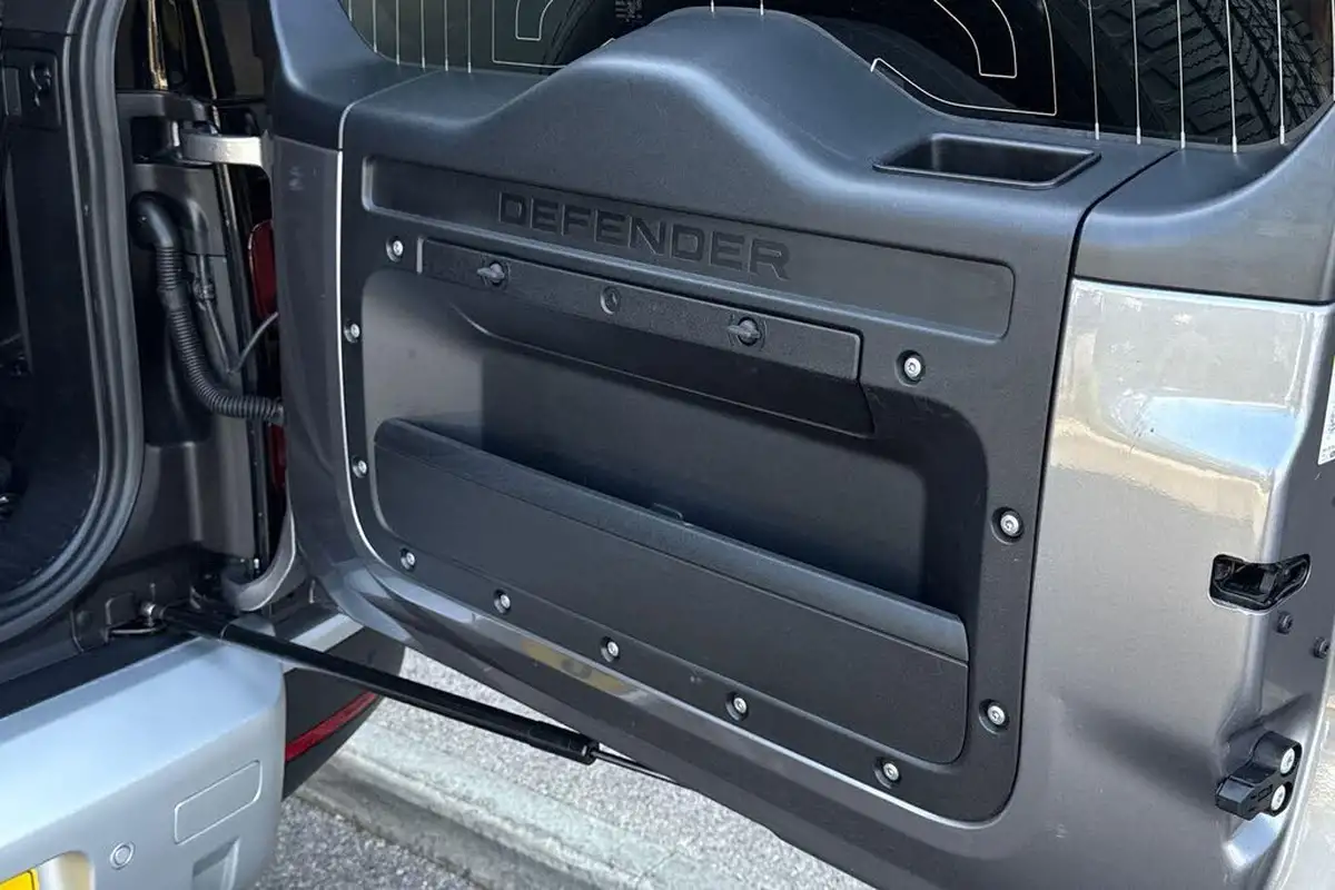2023-land-rover-110-defender-30-d300-hse-big-33