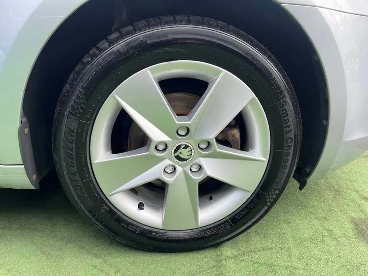 2014-skoda-octavia-16tdi-se-hatchback-dsg-big-9