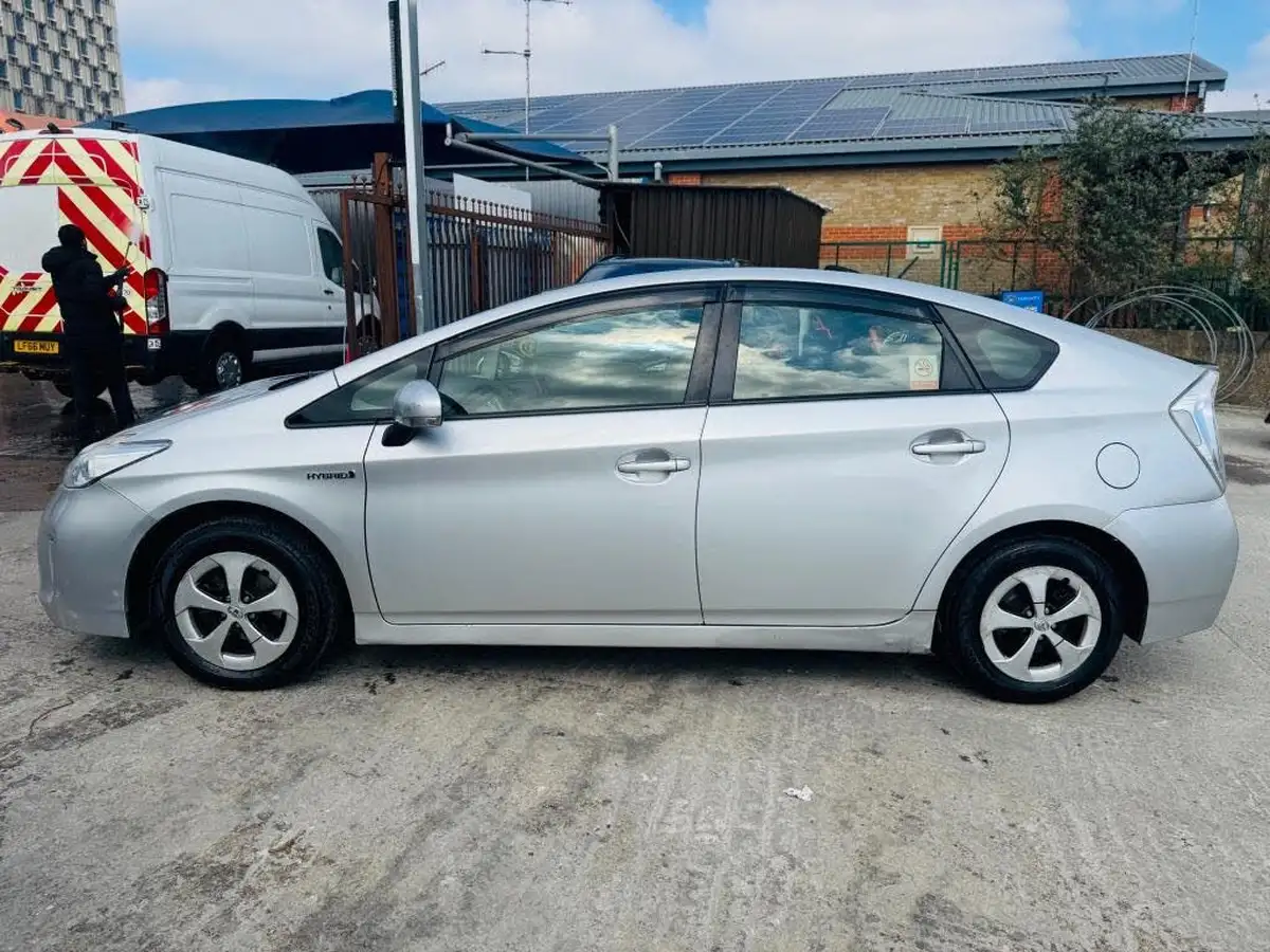 2014-toyota-prius-hybrid-big-7