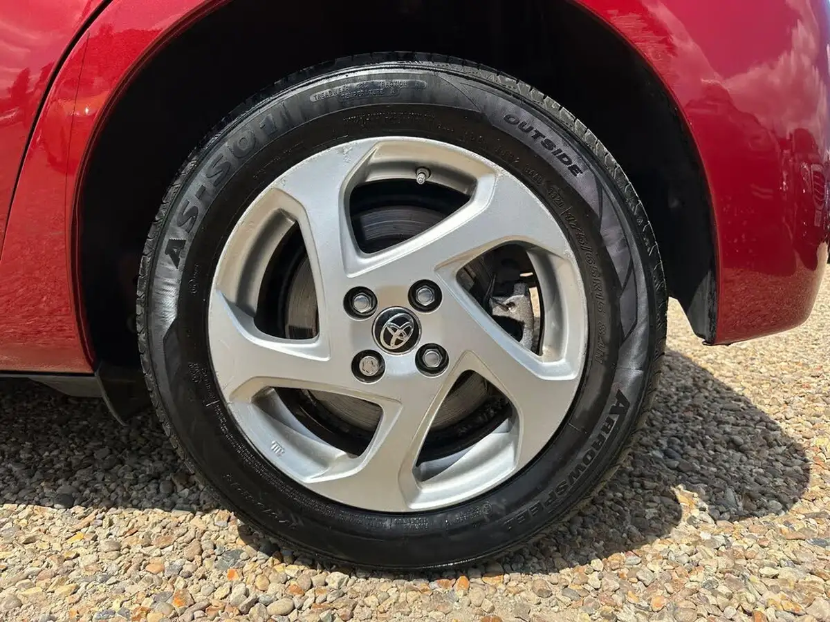 2015-toyota-yaris-15-vvt-i-icon-hybrid-big-35