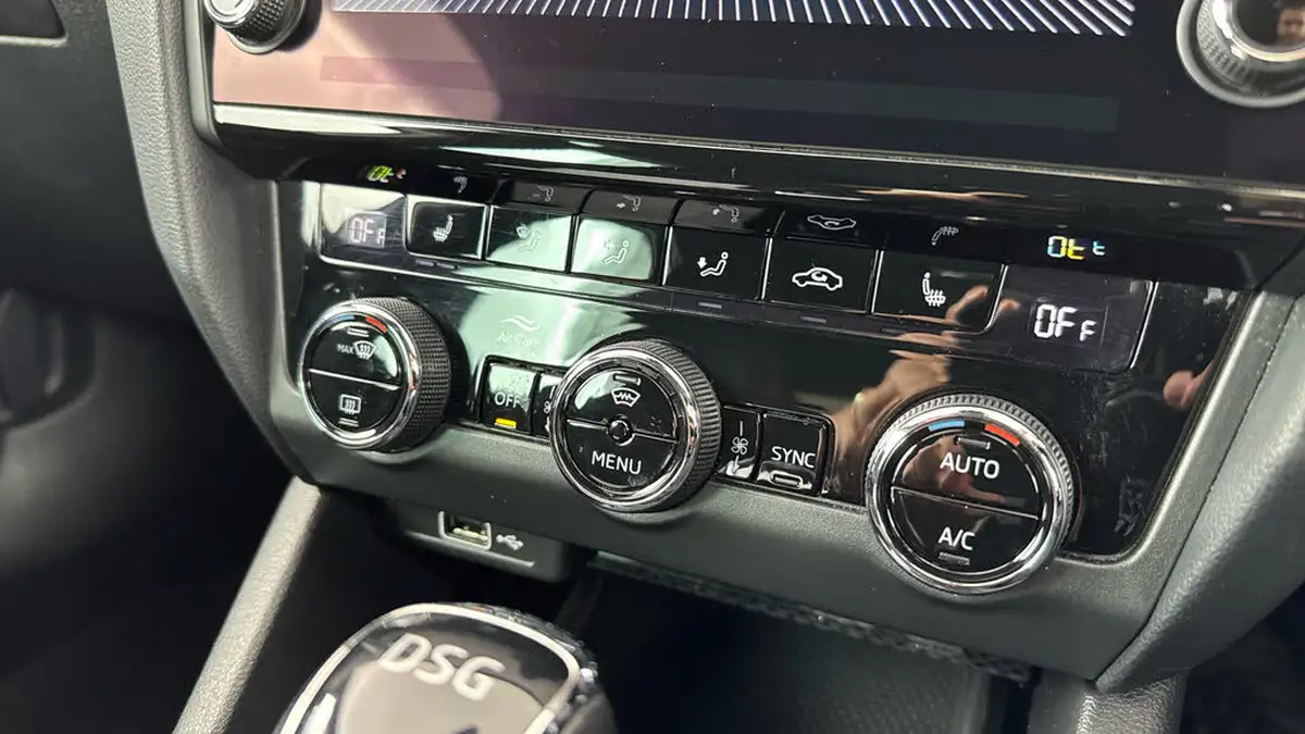 2019-skoda-octavia-20tdi-vrs-4x4-scr-hatchback-big-17