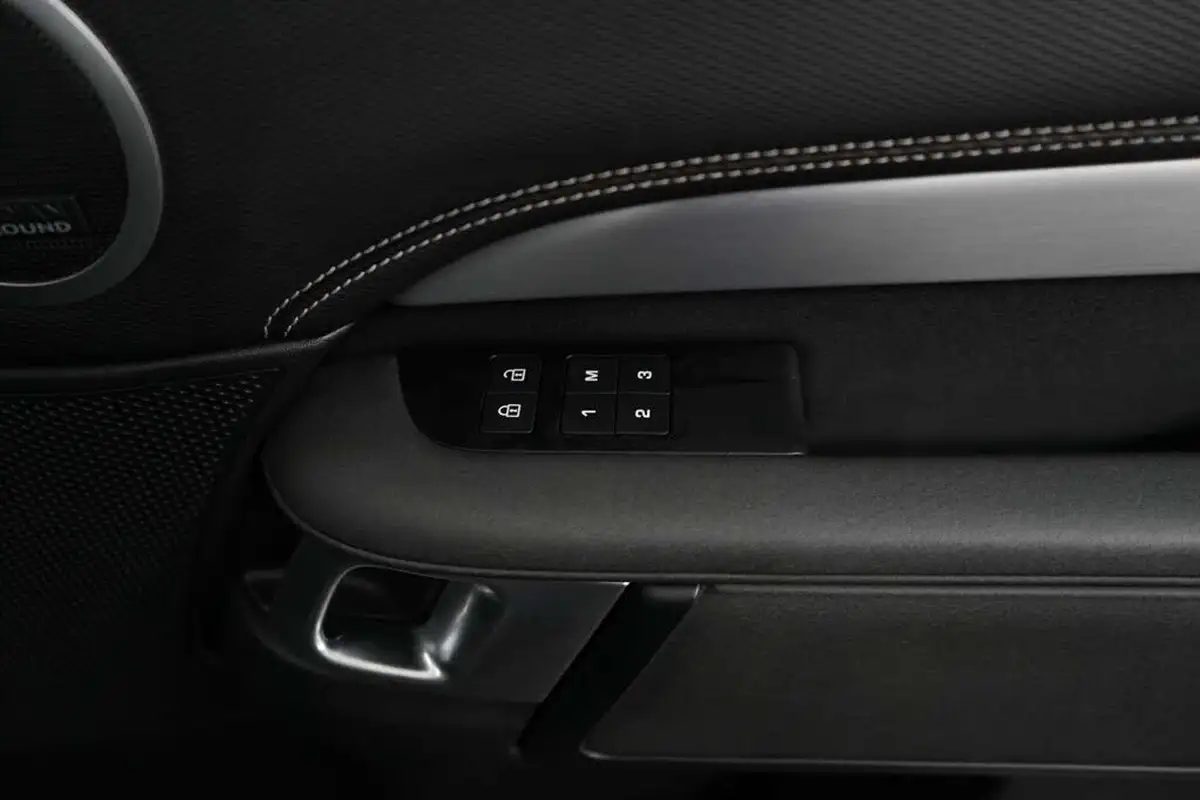 2021-land-rover-discovery-30-d300-r-dynamic-hse-big-29