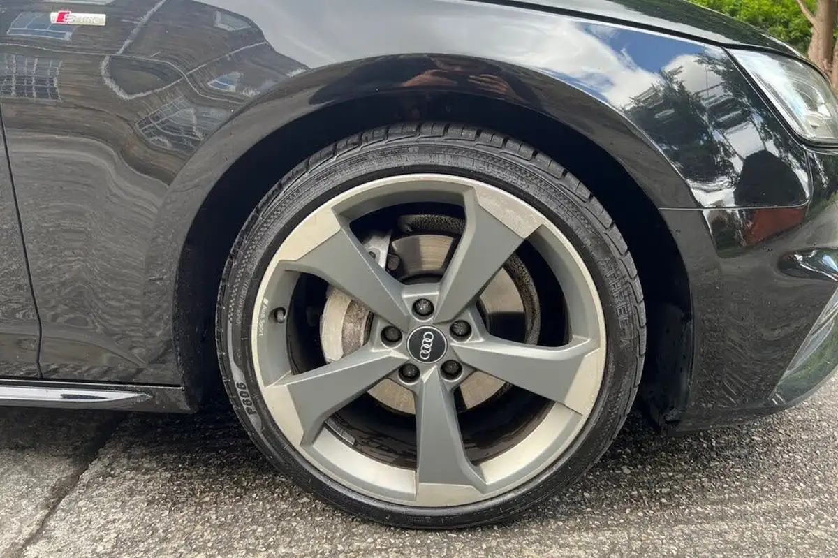 2017-audi-a4-20-tdi-quattro-black-edition-big-13