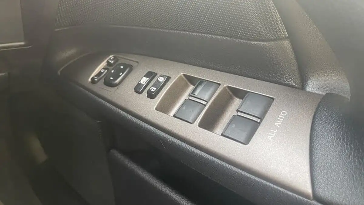 2010-lexus-is-250-25-se-i-dab-saloon-4d-auto-big-34