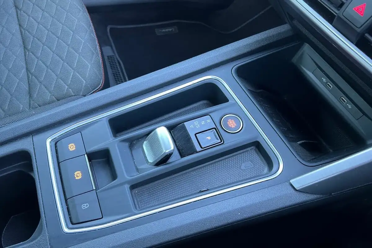2021-seat-leon-15-etsi-fr-first-edition-hatchback-big-11