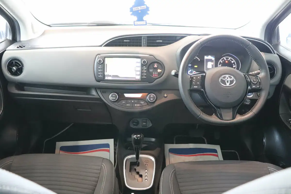 2017-toyota-yaris-15-vvt-i-icon-tech-98bhp-hybrid-1497cc-e-cvt-big-2