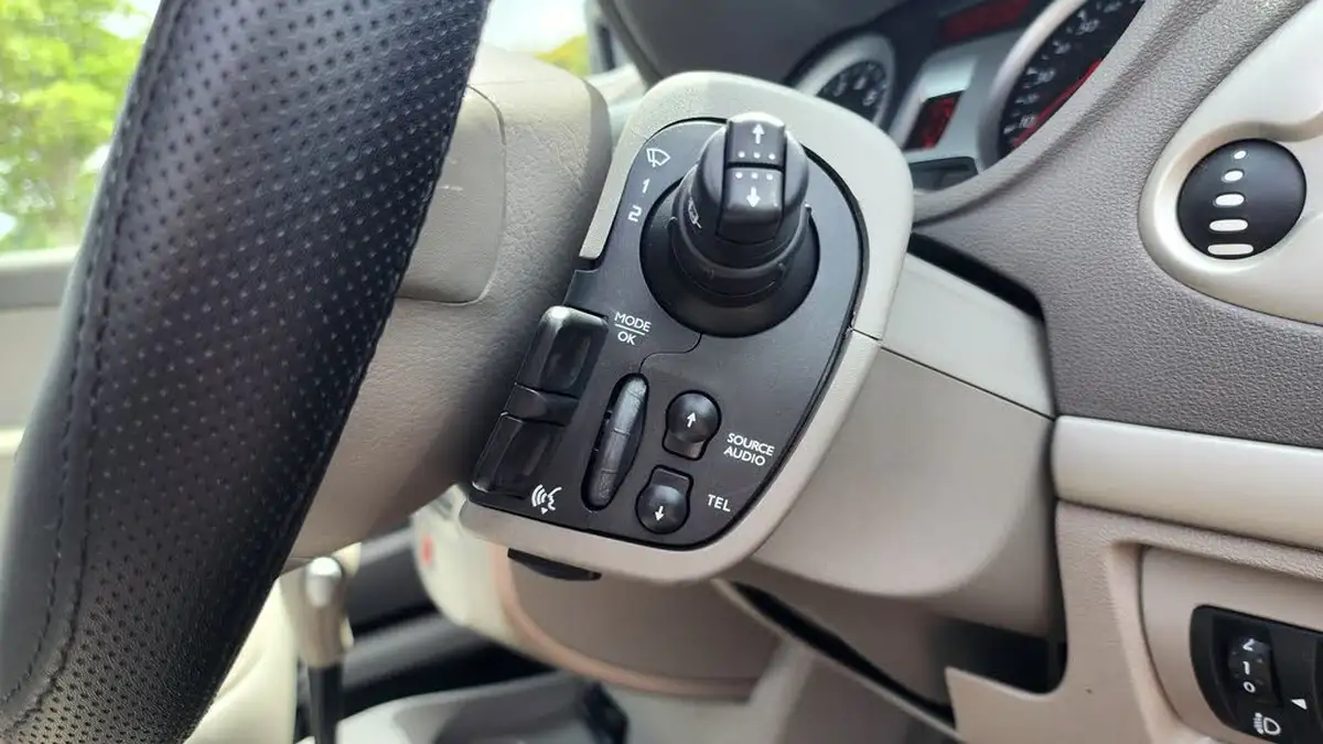2010-renault-clio-16-initiale-tomtom-big-21
