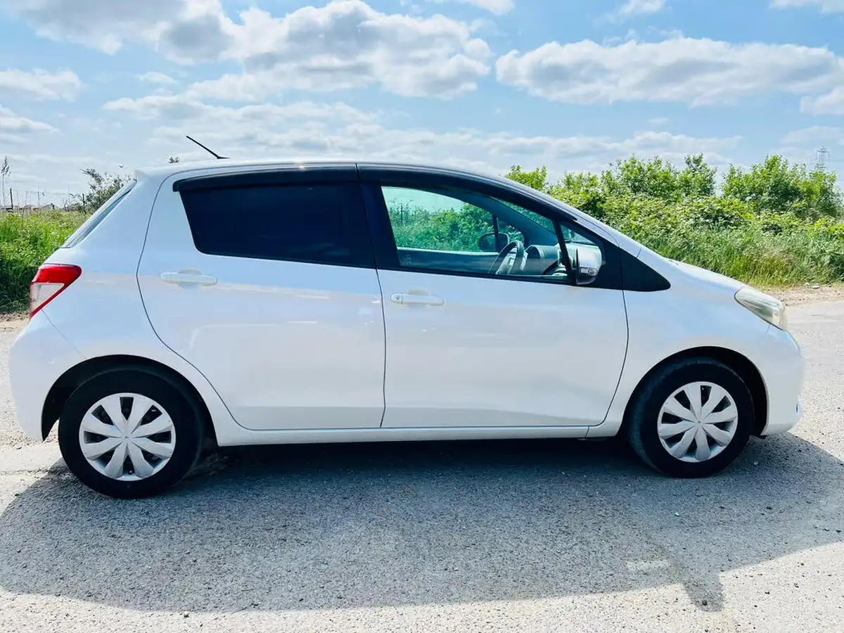 2015-toyota-yaris-big-7