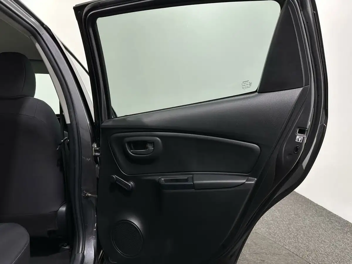 2017-toyota-yaris-15-vvt-i-design-panoramic-roof-1497cc-big-38