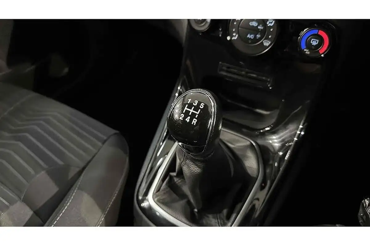 2014-ford-fiesta-125-zetec-5d-big-34