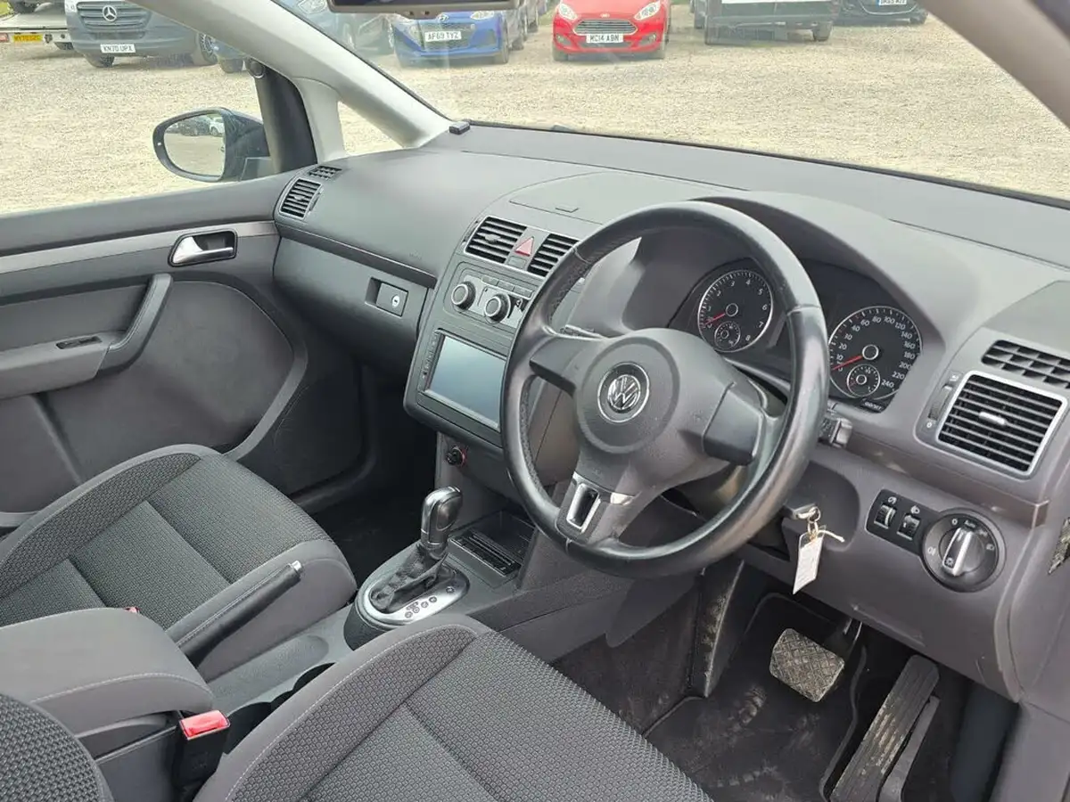 2014-volkswagen-touran-big-23