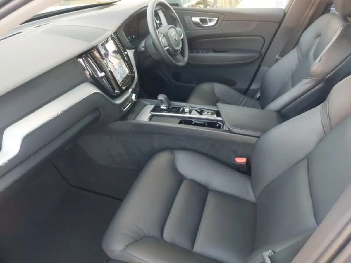 2023-volvo-xc60-20-b5-core-big-4