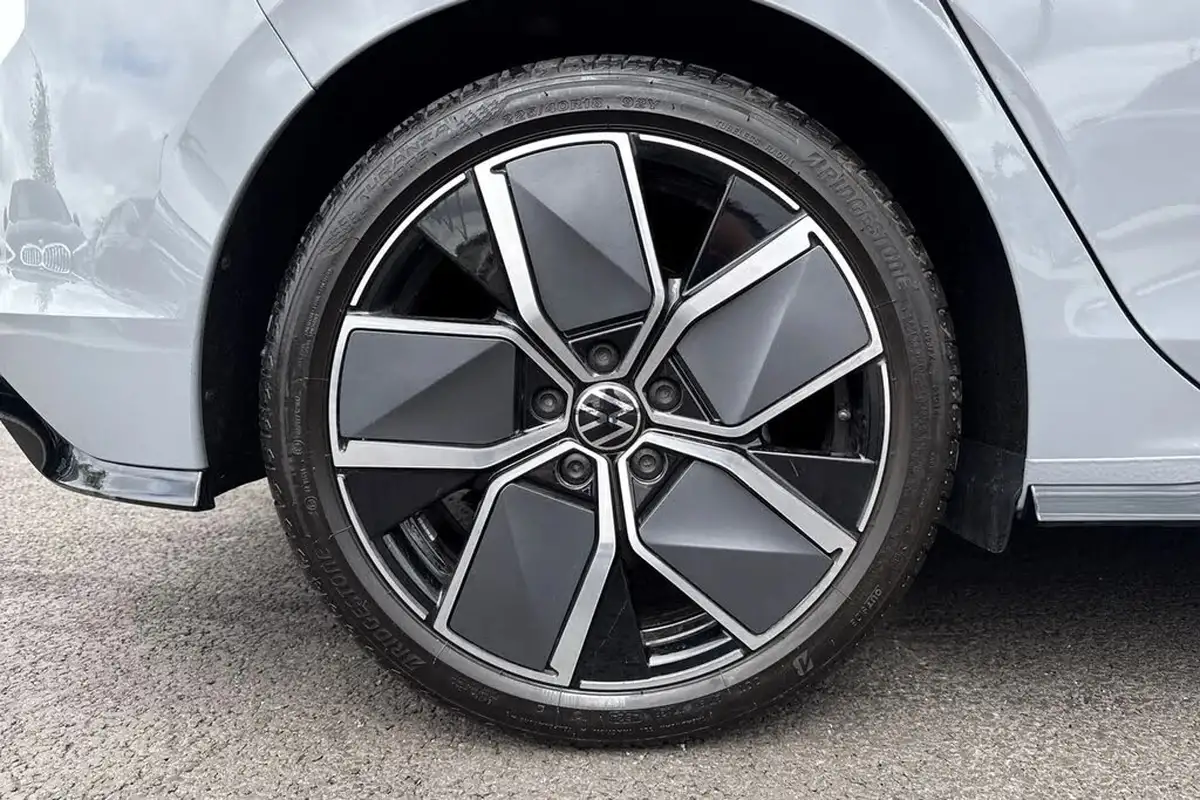 2025-volkswagen-golf-15-etsi-r-line-hatchback-big-9