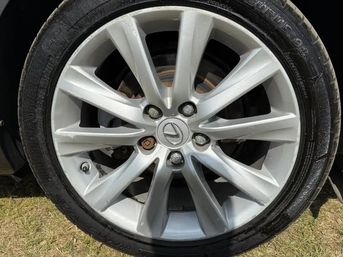 2015-lexus-is-300h-25-luxury-big-21