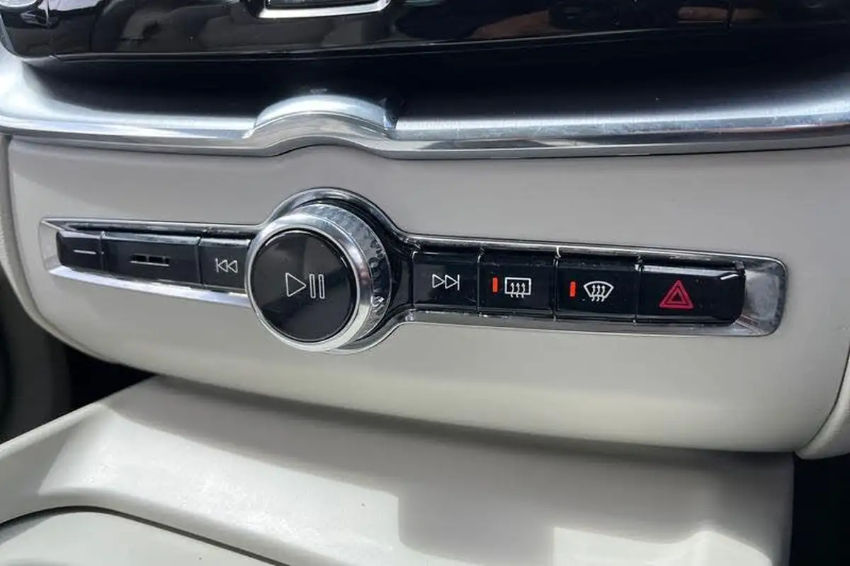 2021-volvo-xc60-20-b5-momentum-awd-big-32