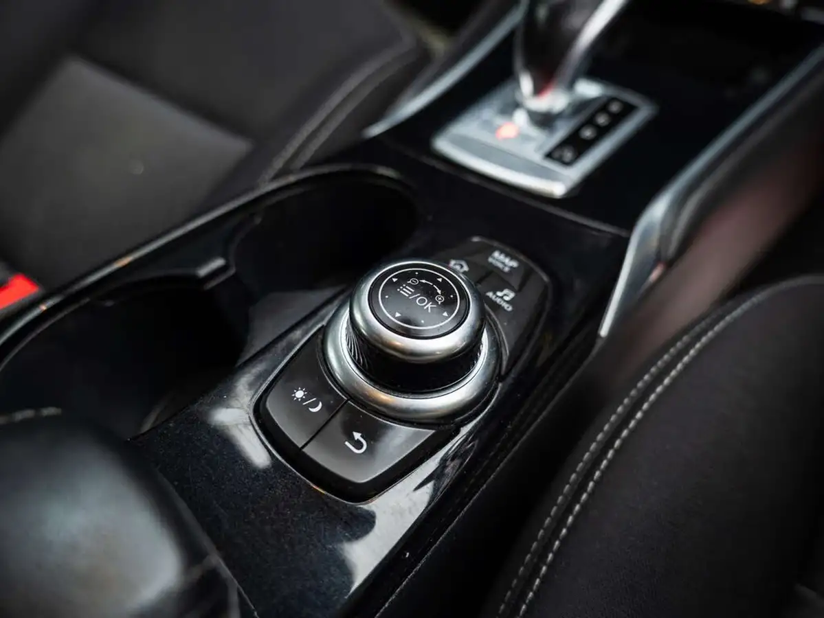 2017-infiniti-q30-15d-se-big-22