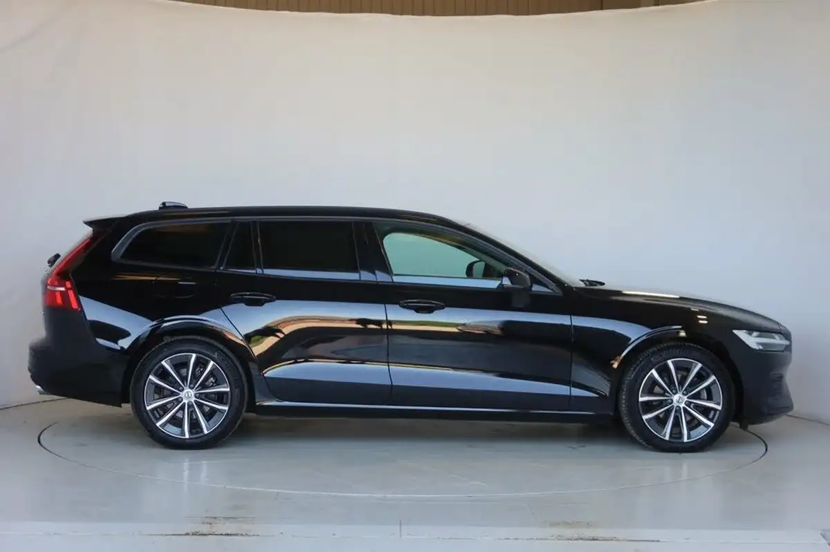 2022-volvo-v60-20-b3-momentum-161bhp-big-12