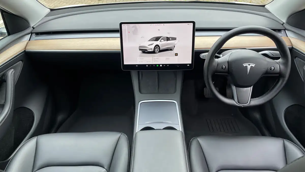2022-tesla-model-y-e-long-range-big-10