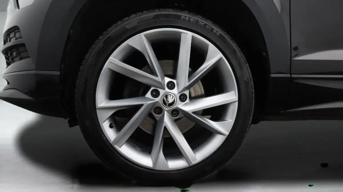 2019-skoda-karoq-20tdi-sportline-150ps-4x4-big-18