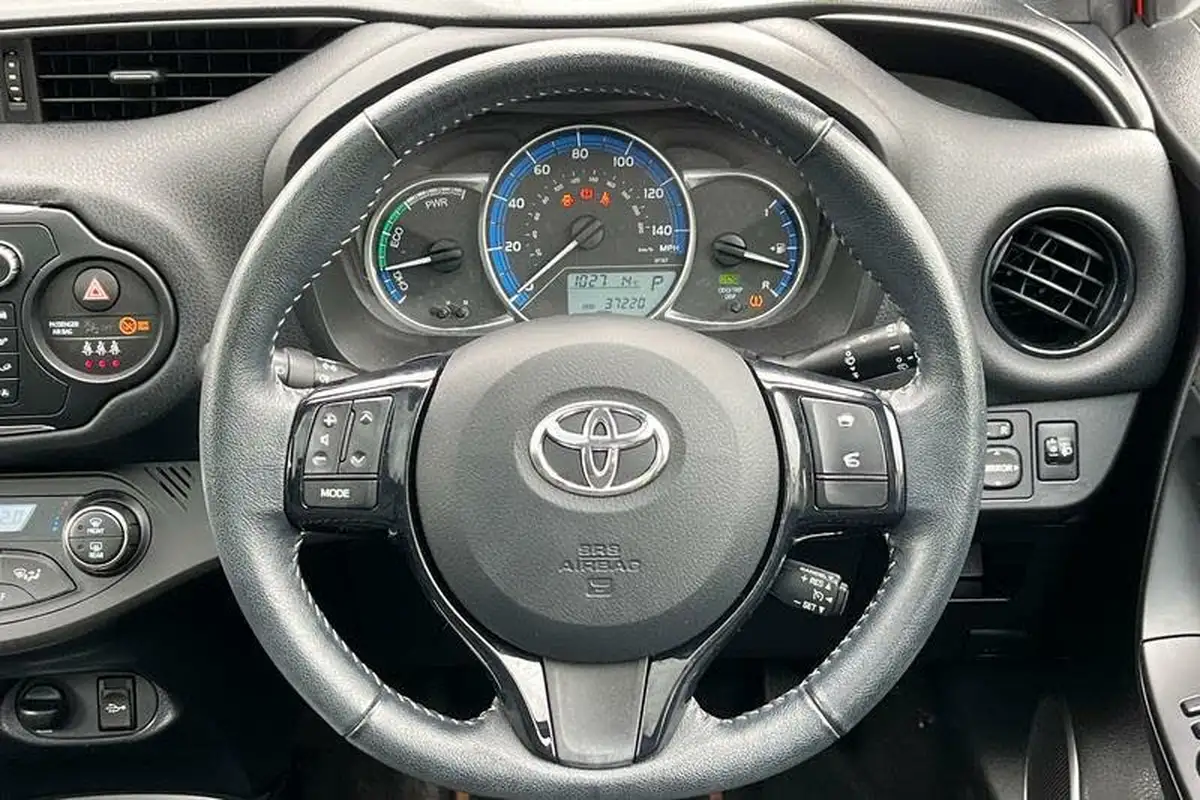 2016-toyota-yaris-15-vvt-i-orange-edition-hybrid-big-11