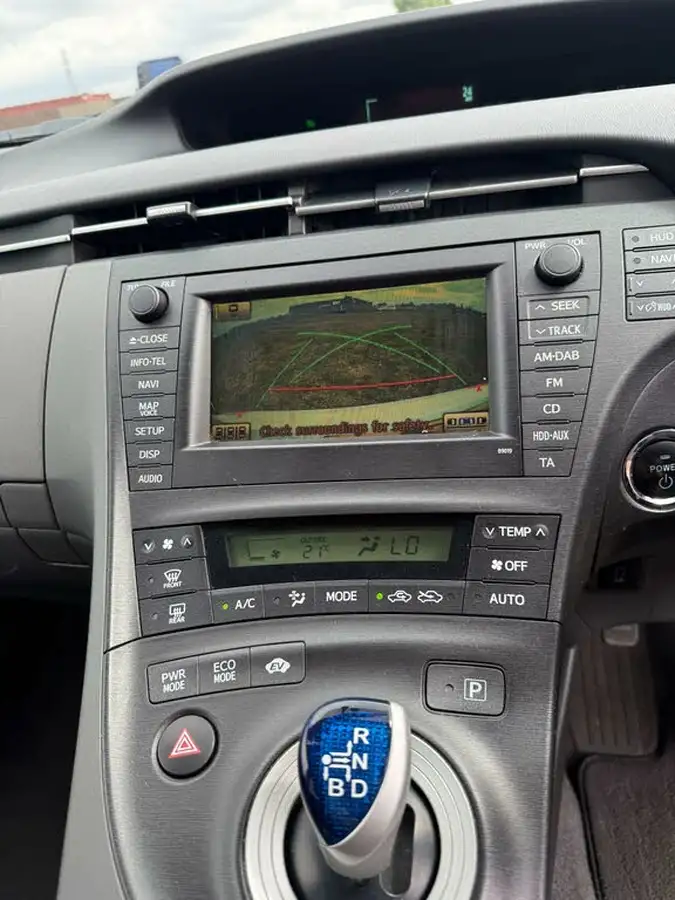 2011-toyota-prius-18-vvt-i-t-spirit-10th-anniversary-big-3