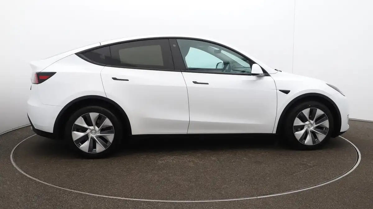 2022-tesla-model-y-e-long-range-big-42