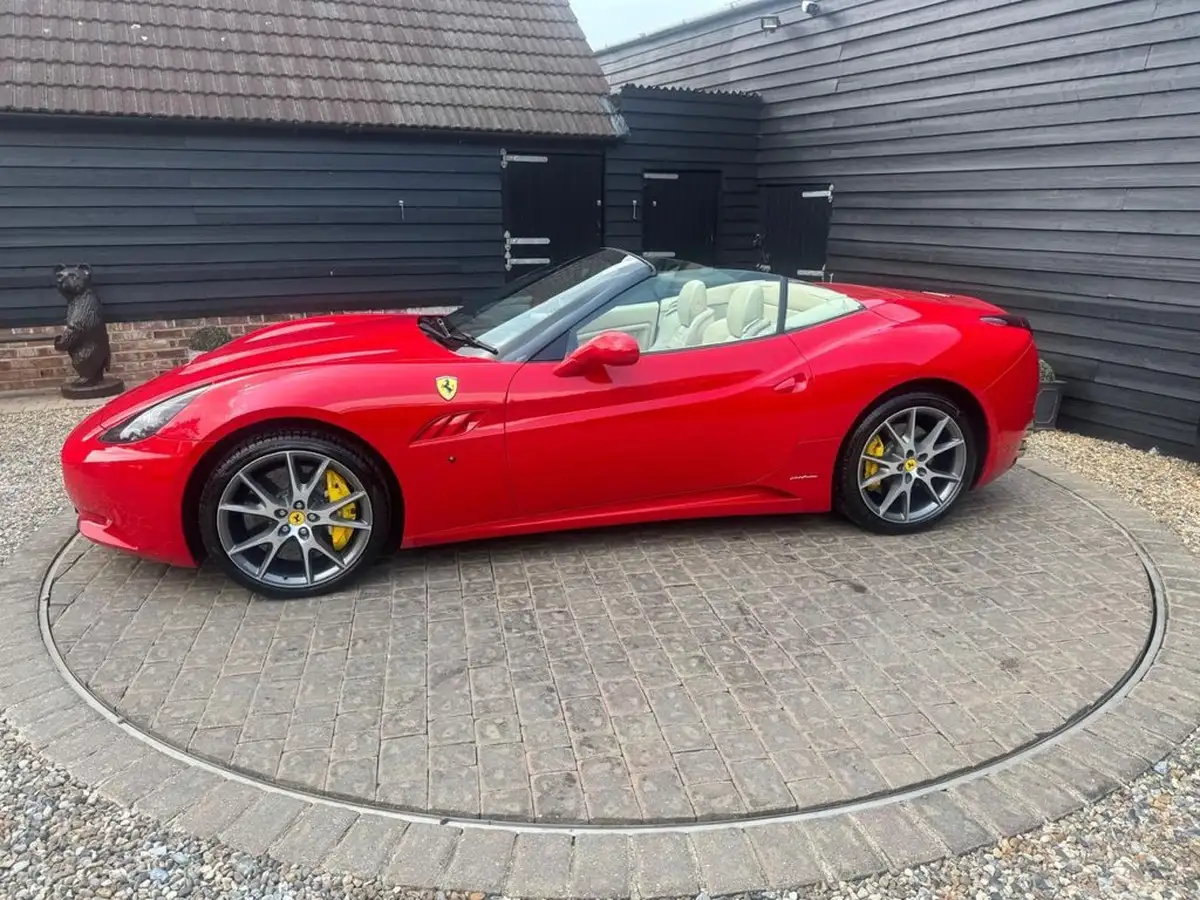 2010-ferrari-california-43-big-28