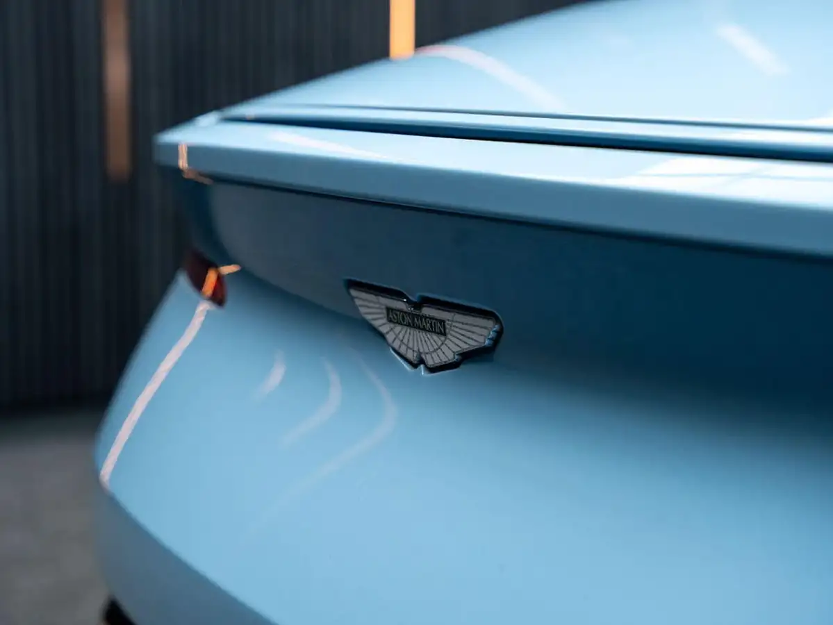 2016-aston-martin-db11-52-v12-big-22