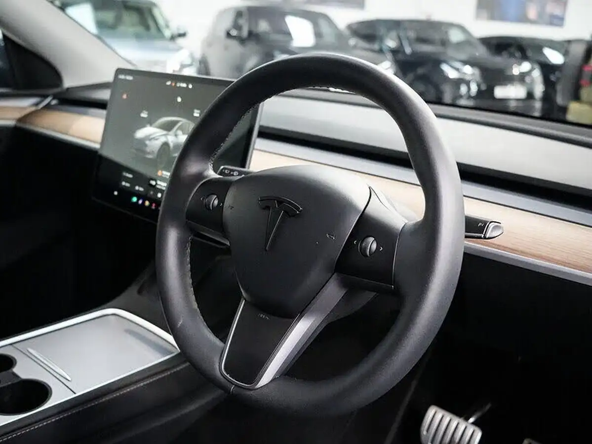 2023-tesla-model-y-e-performance-big-4