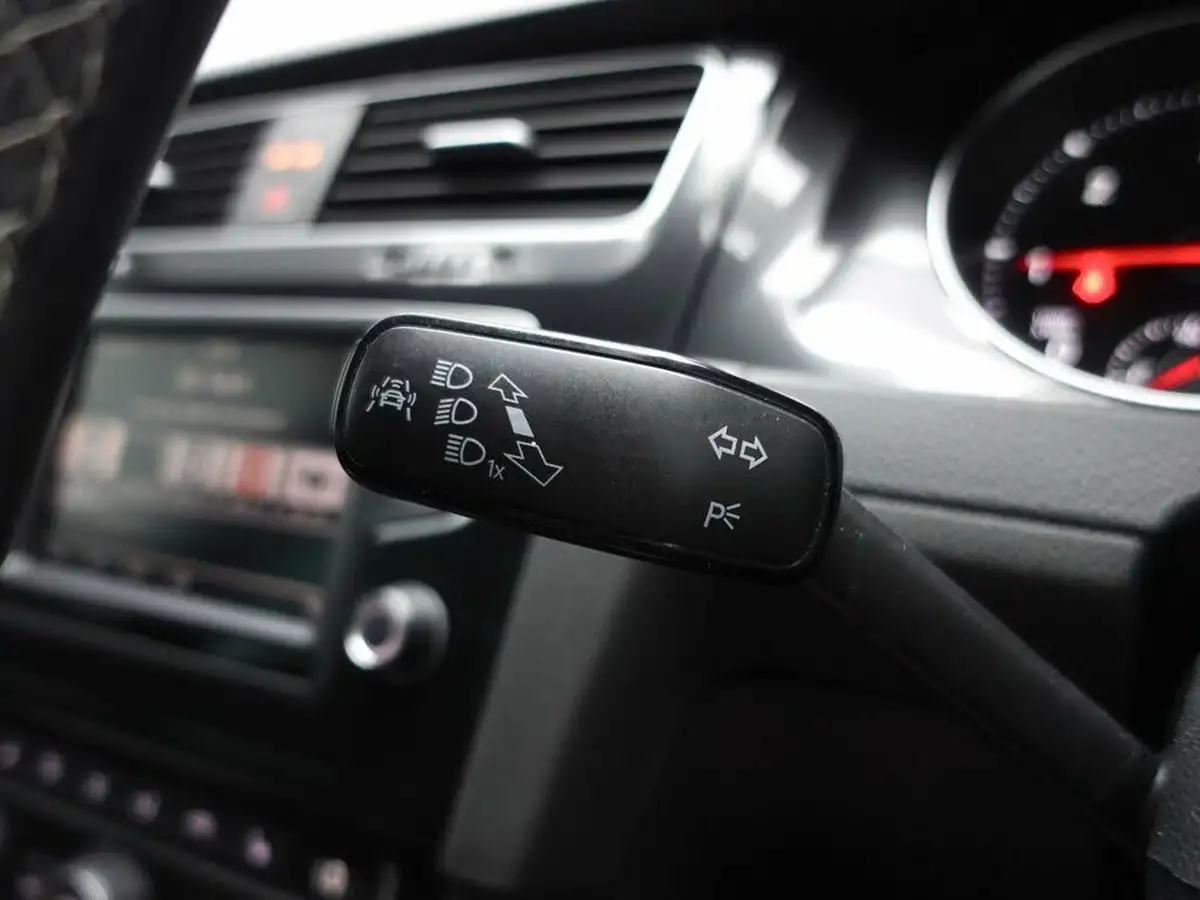 2015-volkswagen-golf-20tdi-gtd-bmt-hatchback-5d-big-37
