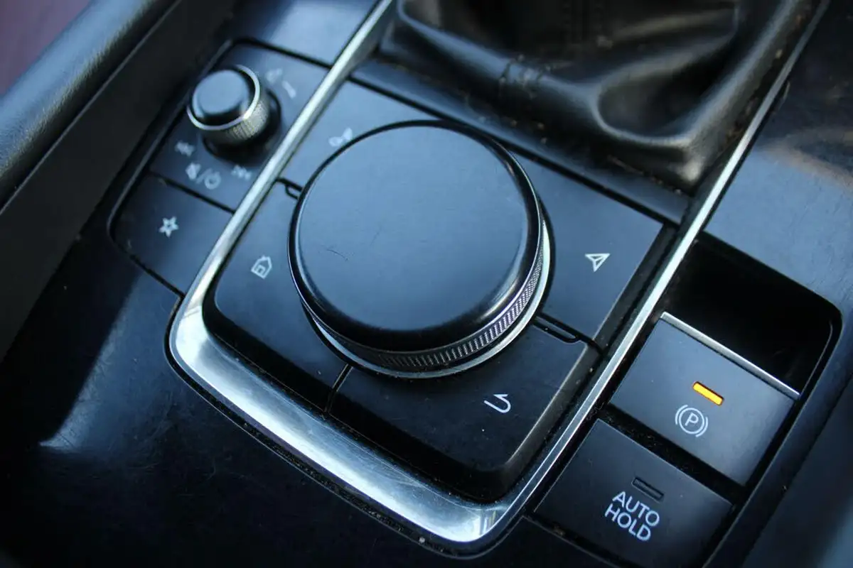 2021-mazda-mazda3-20-100th-anniversary-edition-big-23