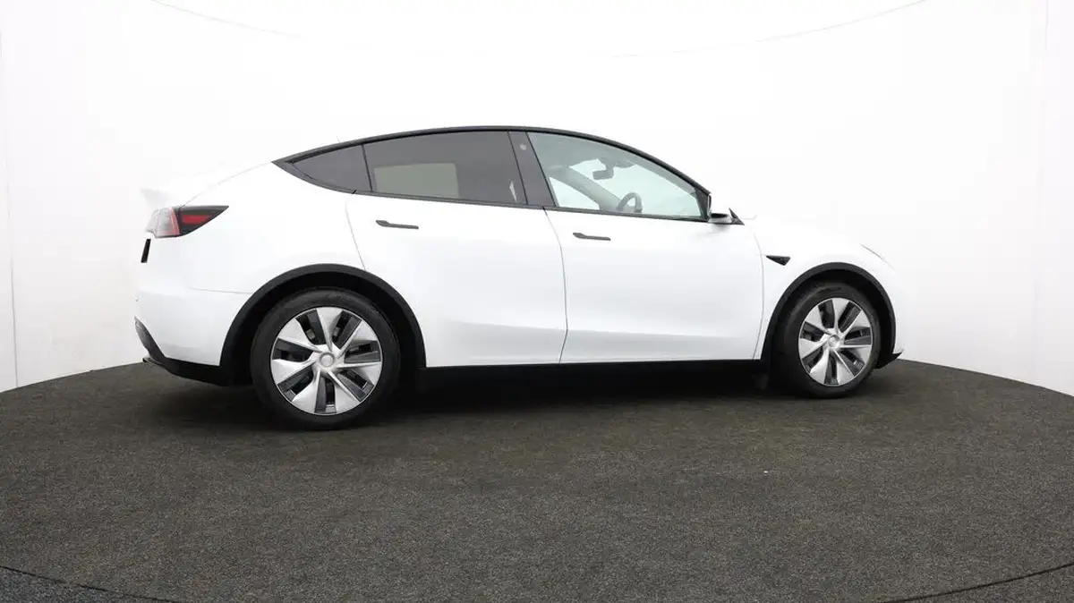 2023-tesla-model-y-e-rwd-big-39