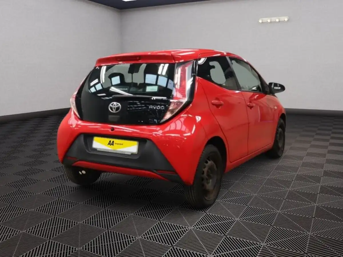 2015-toyota-aygo-10-vvt-i-x-play-5d-big-4
