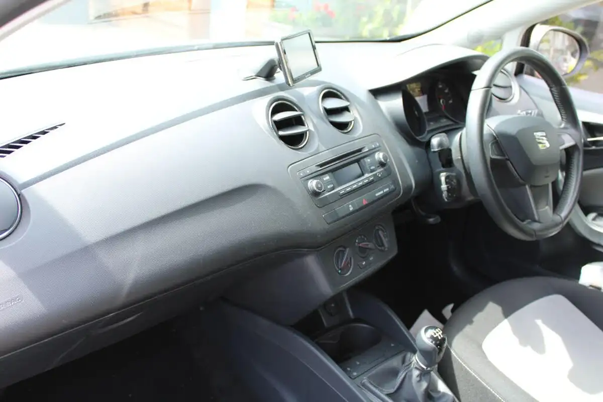 2015-seat-ibiza-14-toca-hatchback-5d-big-4