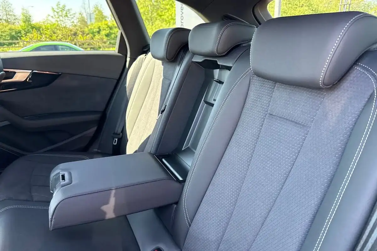 2024-audi-a4-avant-20-35-tdi-black-edition-big-40
