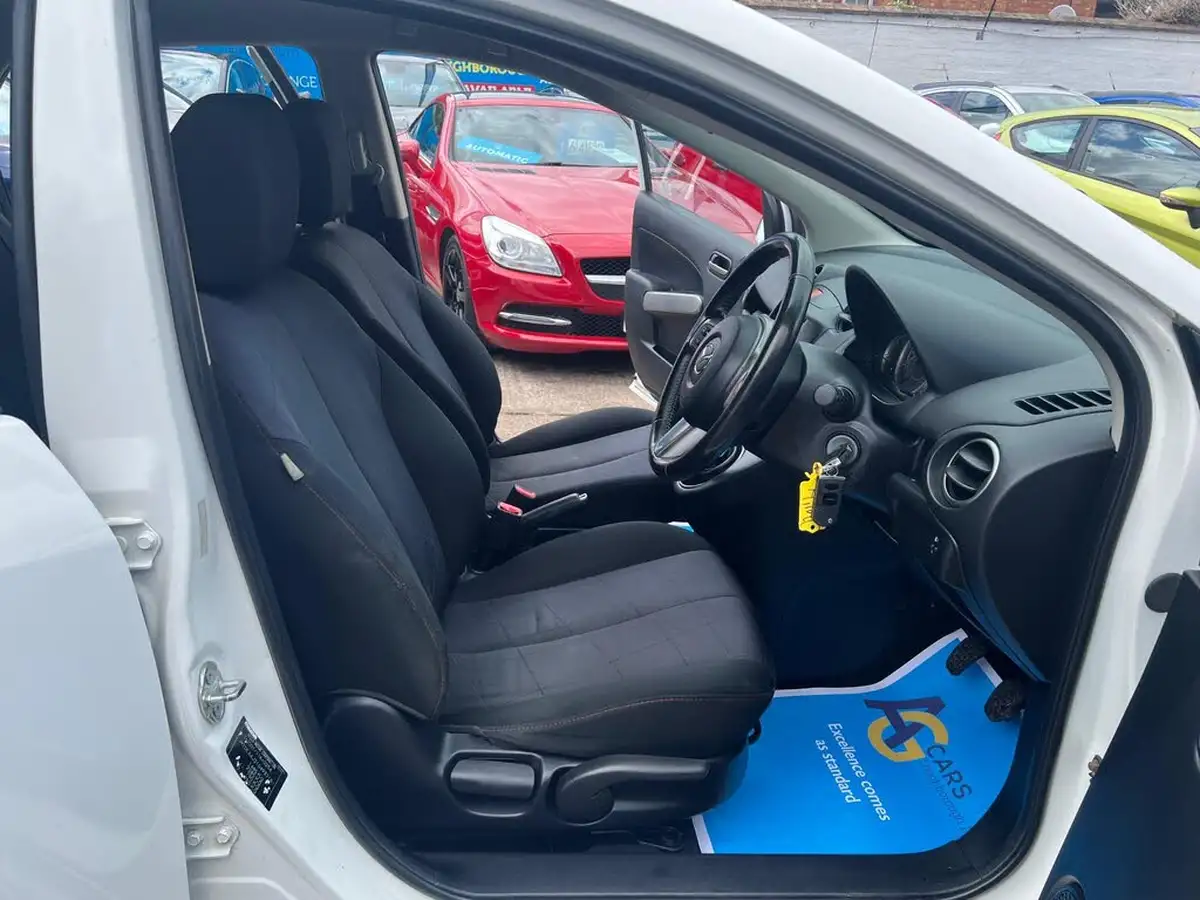 2013-mazda-mazda2-13-venture-big-34
