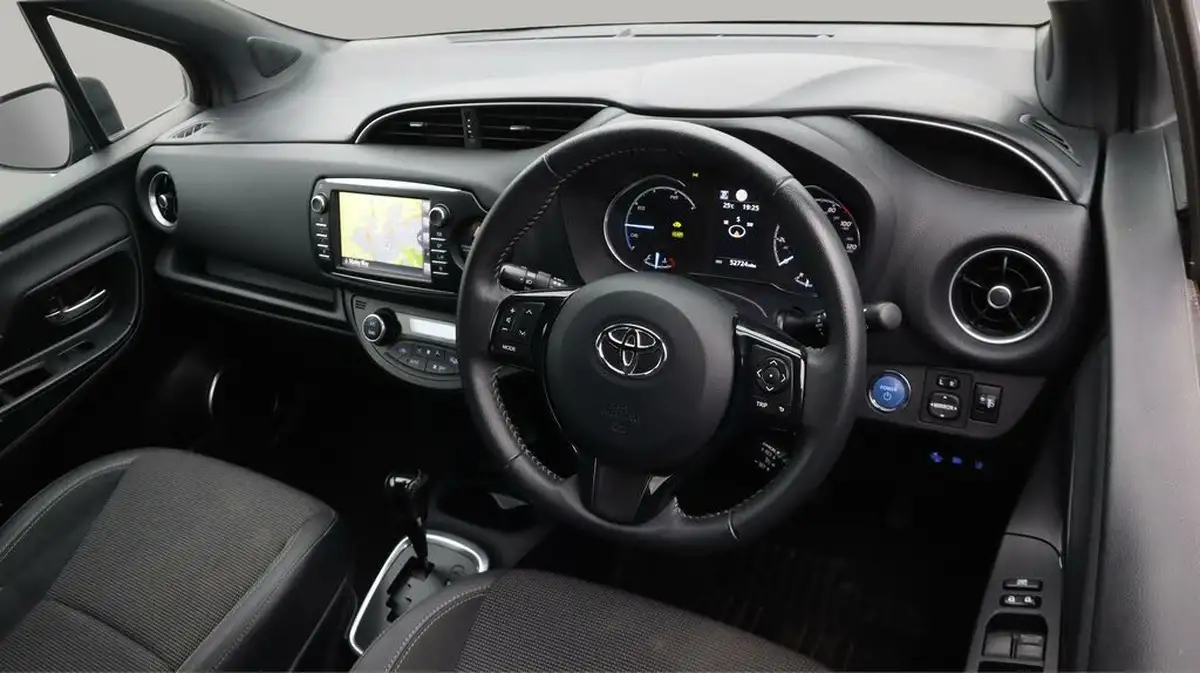 2018-toyota-yaris-15-vvt-i-excel-hybrid-big-9