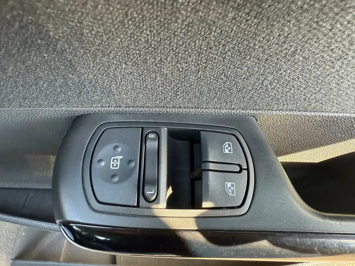 2008-vauxhall-corsa-12-life-16v-5d-big-39