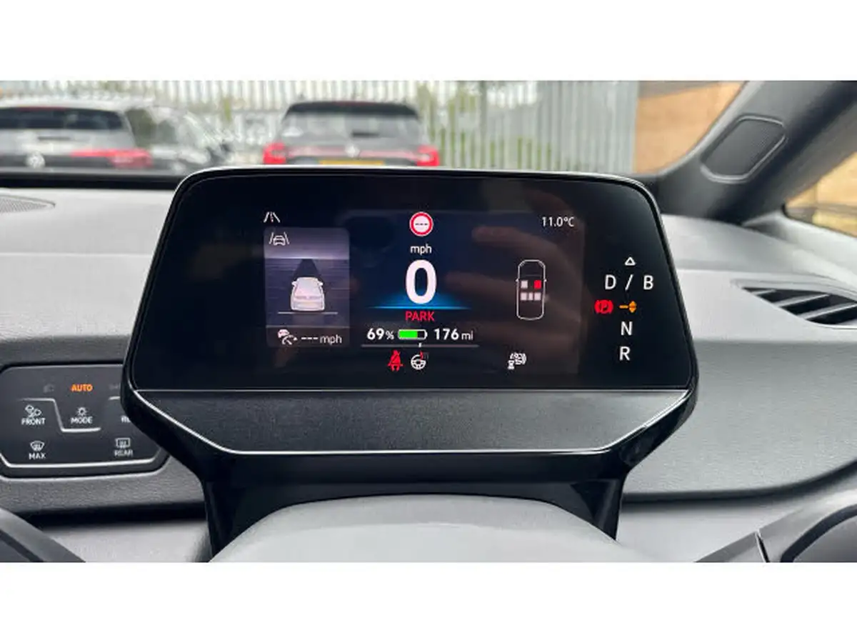 2025-volkswagen-id3-e-pro-match-59kwh-big-10